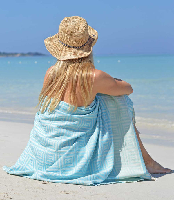 Hamamdoek Zusenzomer Square Turquoise model zittend
