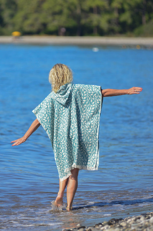 Poncho Zusenzomer Leaf Petrol