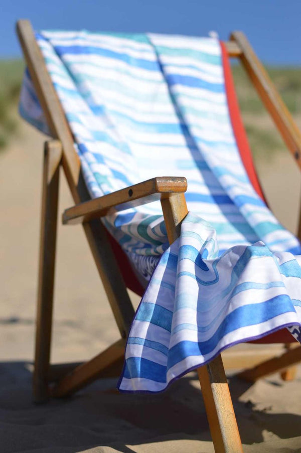 Strandlaken Soobluu Calm Blue op stoel