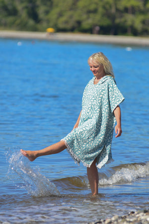 Poncho Zusenzomer Leaf Petrol