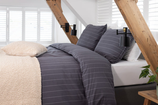 Furry Plaid Livello Ollie Naturel op bed 